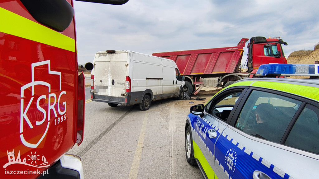 Zderzenie busa z ciężarówką na S11