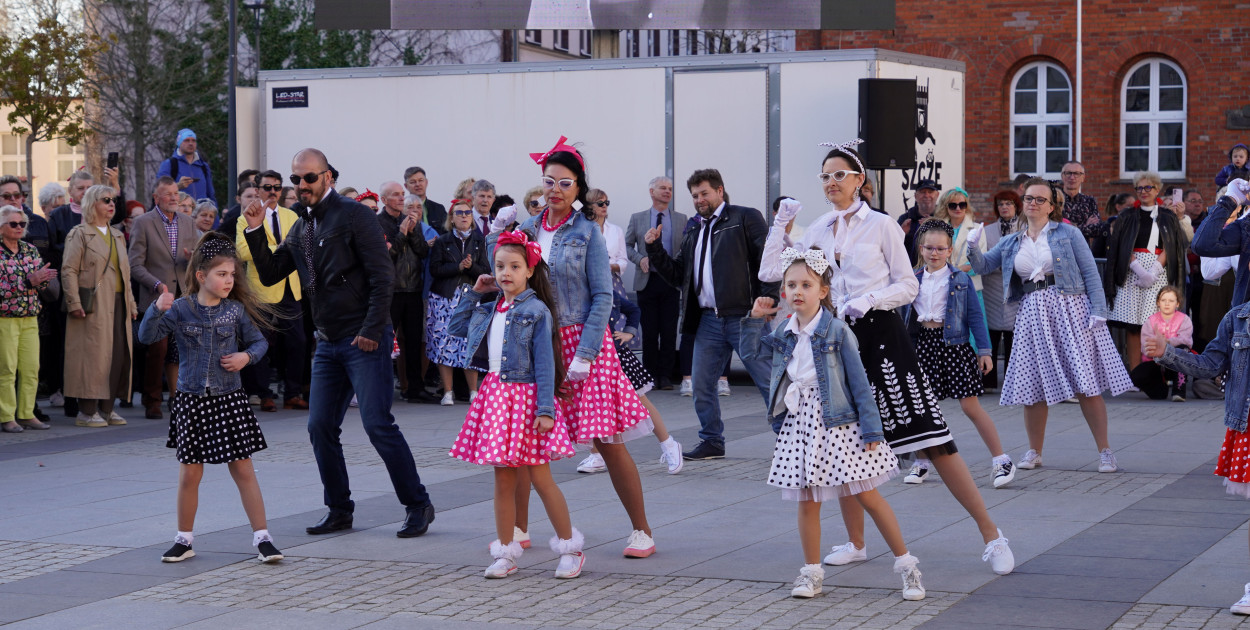 SZCZECINEK. Tłumy na placu i jeden rytm.