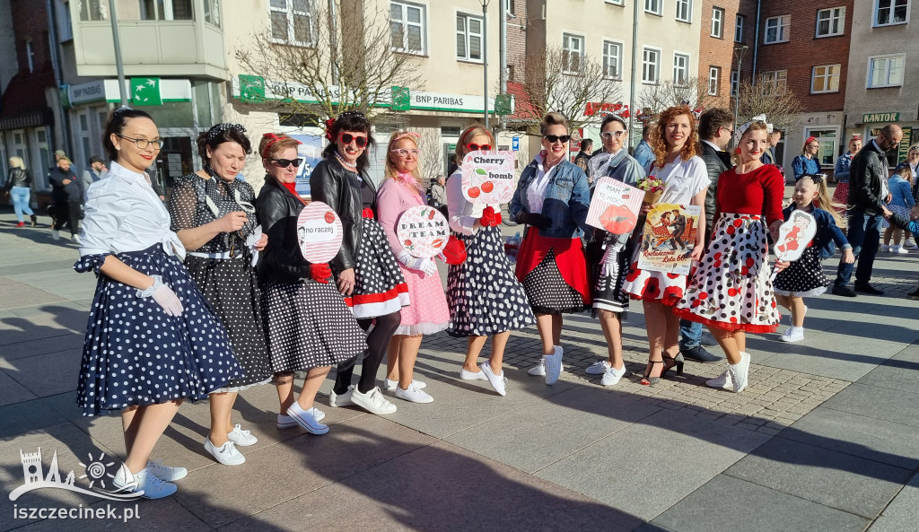 SZCZECINEK. Tłumy na placu i jeden rytm.