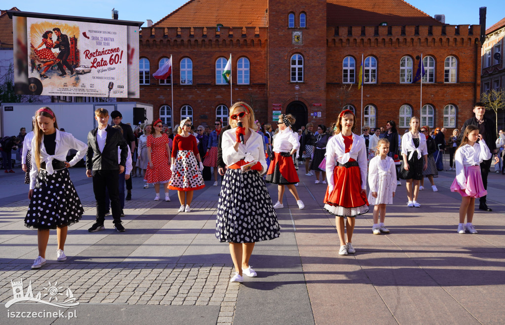 SZCZECINEK. Tłumy na placu i jeden rytm.