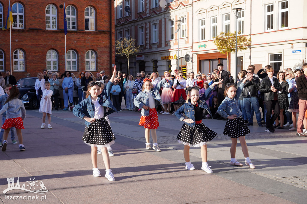 SZCZECINEK. Tłumy na placu i jeden rytm.