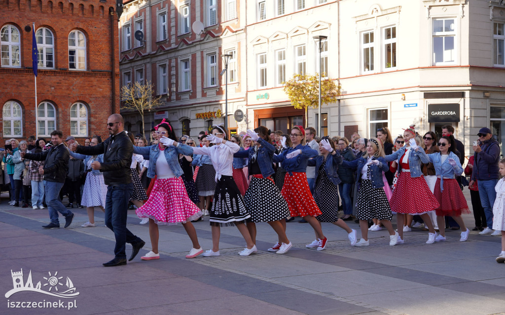 SZCZECINEK. Tłumy na placu i jeden rytm.