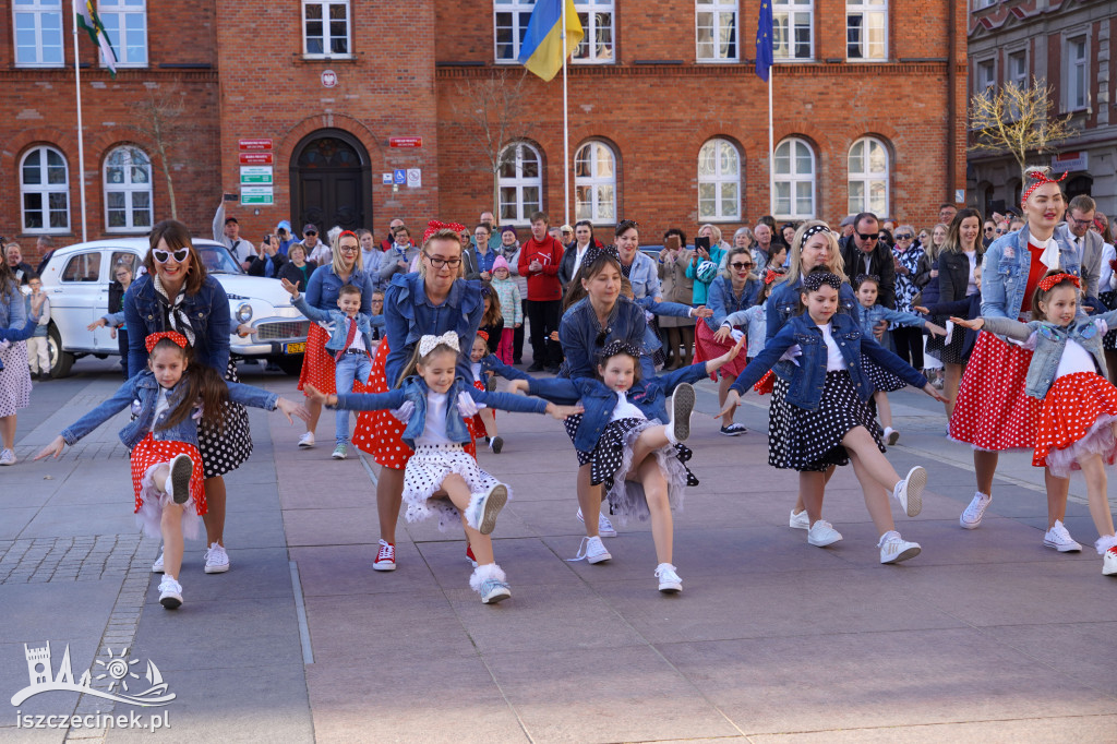 SZCZECINEK. Tłumy na placu i jeden rytm.