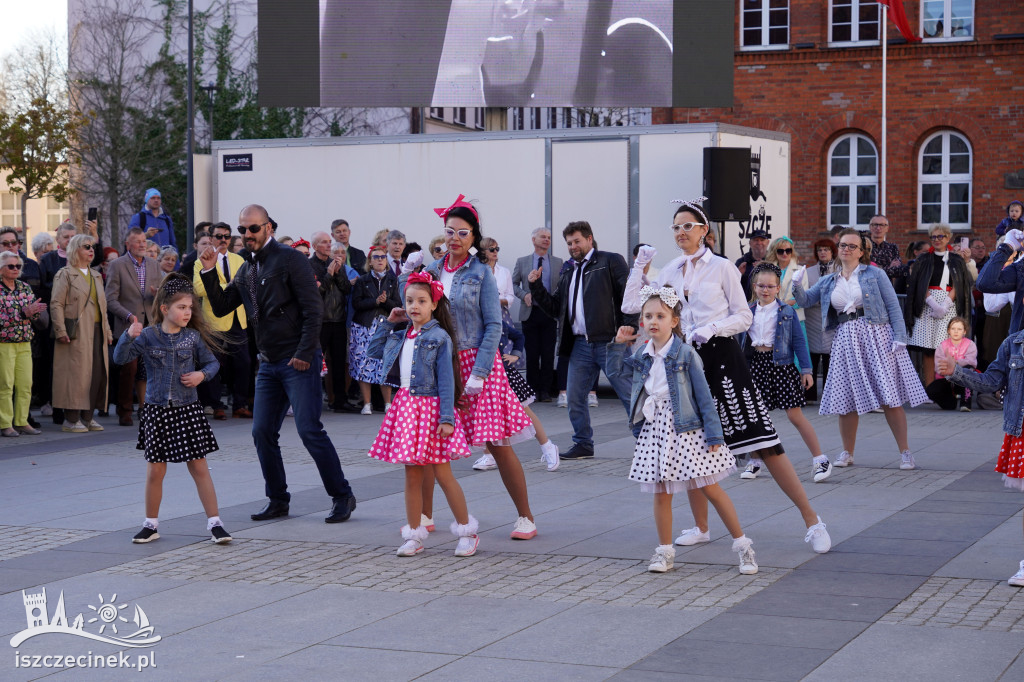 SZCZECINEK. Tłumy na placu i jeden rytm.