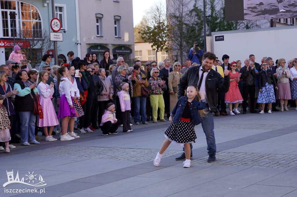 SZCZECINEK. Tłumy na placu i jeden rytm.
