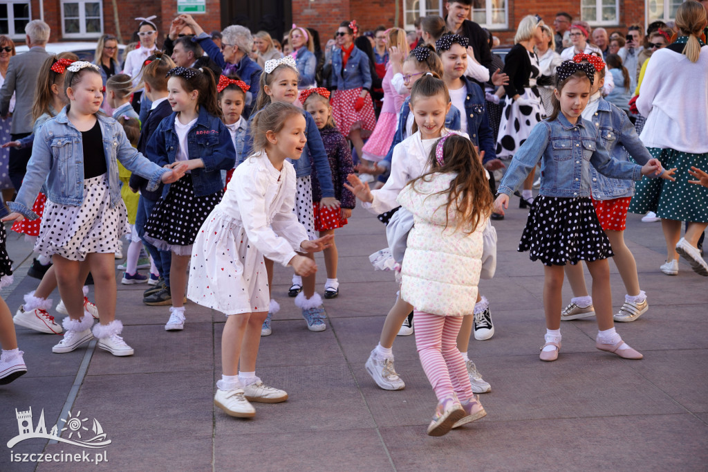 SZCZECINEK. Tłumy na placu i jeden rytm.