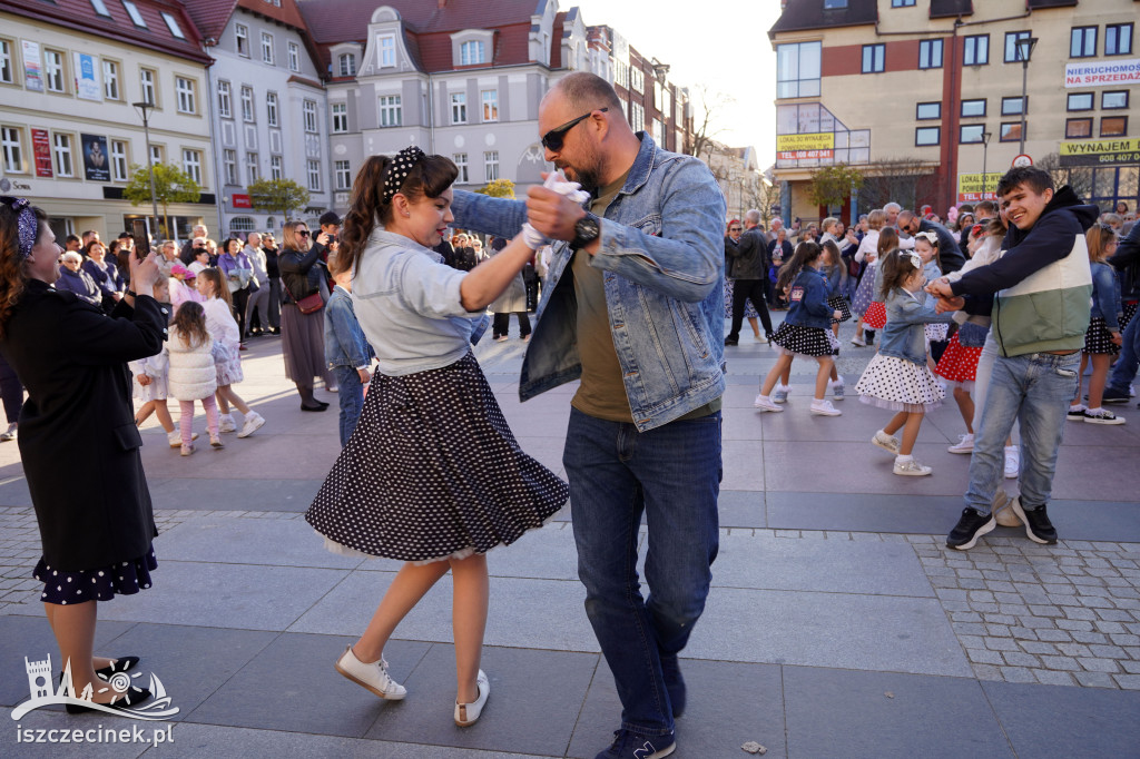 SZCZECINEK. Tłumy na placu i jeden rytm.