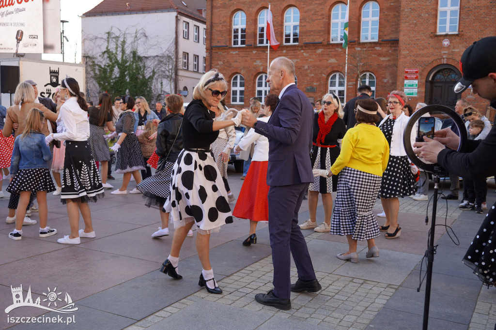 SZCZECINEK. Tłumy na placu i jeden rytm.