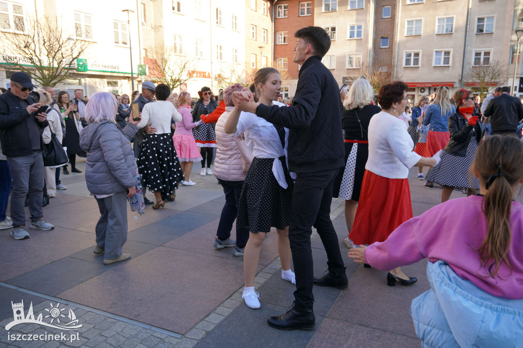 SZCZECINEK. Tłumy na placu i jeden rytm.