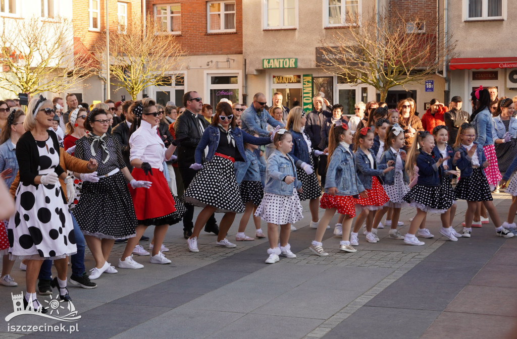 SZCZECINEK. Tłumy na placu i jeden rytm.