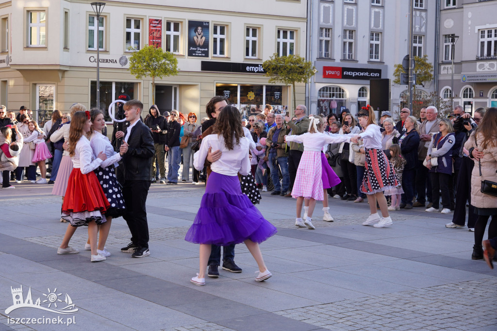 SZCZECINEK. Tłumy na placu i jeden rytm.