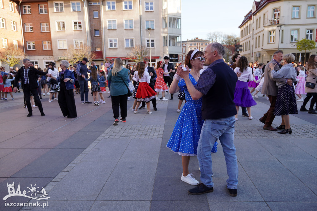 SZCZECINEK. Tłumy na placu i jeden rytm.