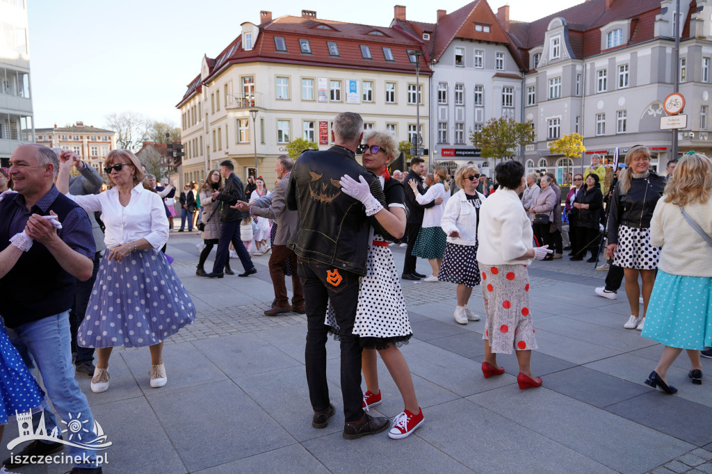 SZCZECINEK. Tłumy na placu i jeden rytm.