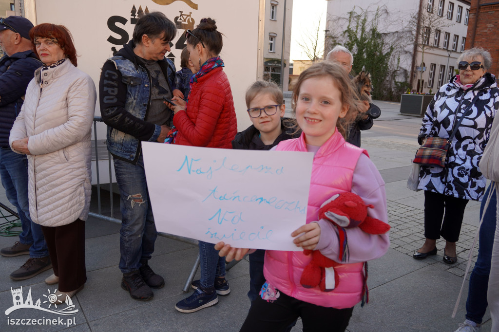 SZCZECINEK. Tłumy na placu i jeden rytm.