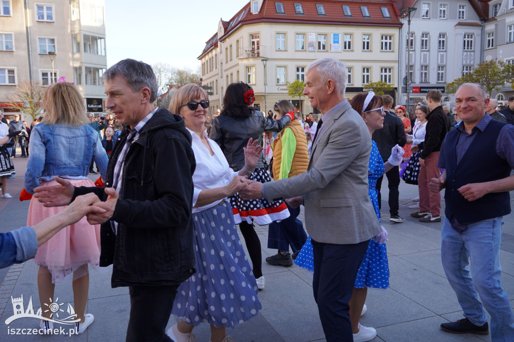 SZCZECINEK. Tłumy na placu i jeden rytm.