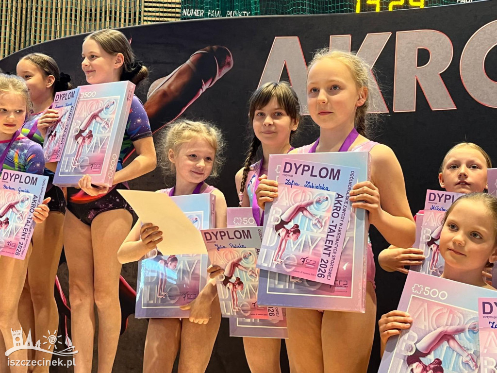 UKS Akrofitness Szczecinek z medalami na AKRO-TALENT 2026 w Lesznie.