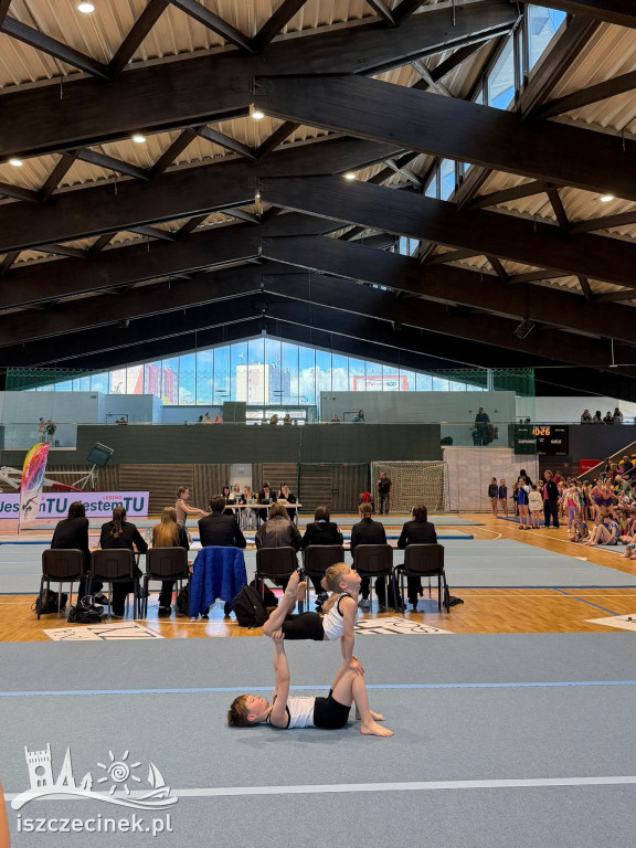 UKS Akrofitness Szczecinek z medalami na AKRO-TALENT 2026 w Lesznie.