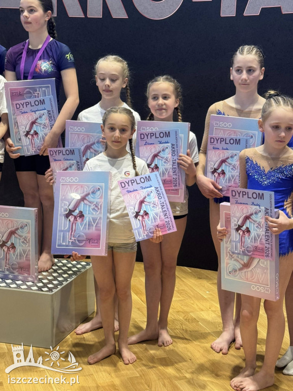 UKS Akrofitness Szczecinek z medalami na AKRO-TALENT 2026 w Lesznie.