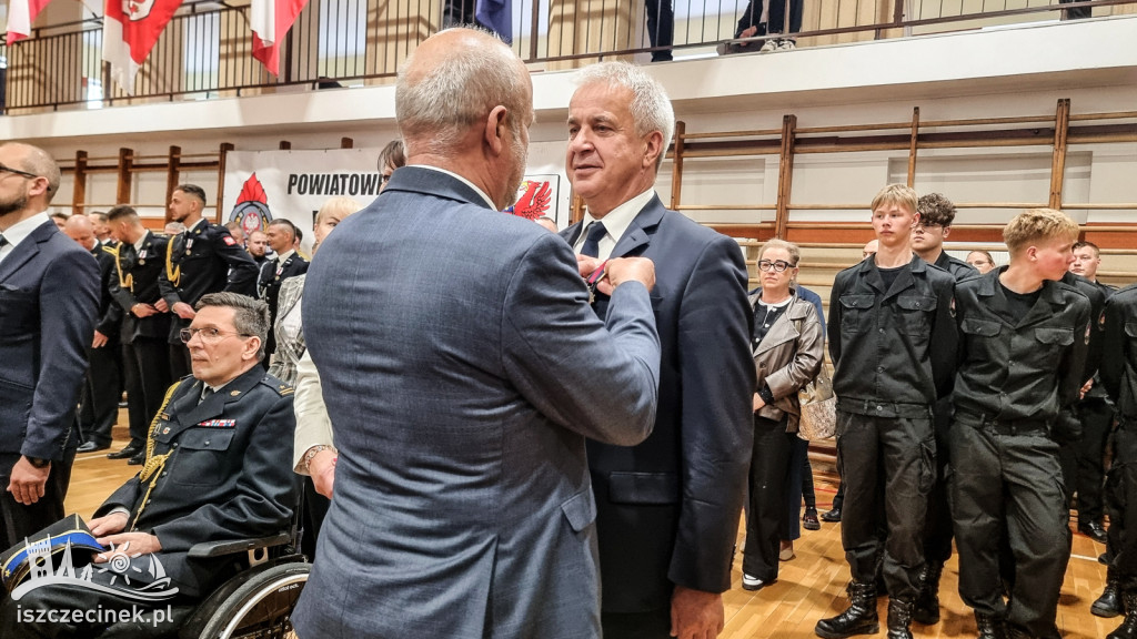 Medale i odznaczenia dla strażaków z powiatu szczecineckiego