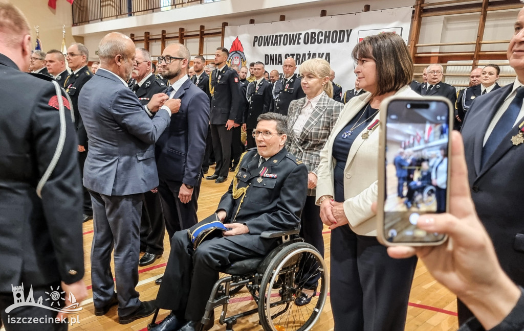 Medale i odznaczenia dla strażaków z powiatu szczecineckiego