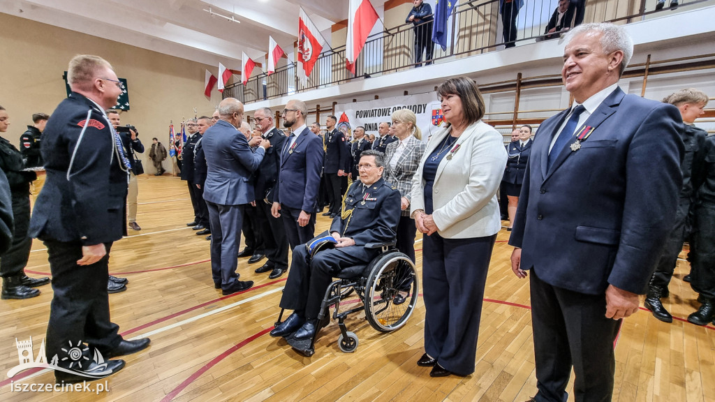 Medale i odznaczenia dla strażaków z powiatu szczecineckiego