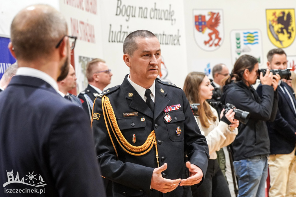 Medale i odznaczenia dla strażaków z powiatu szczecineckiego