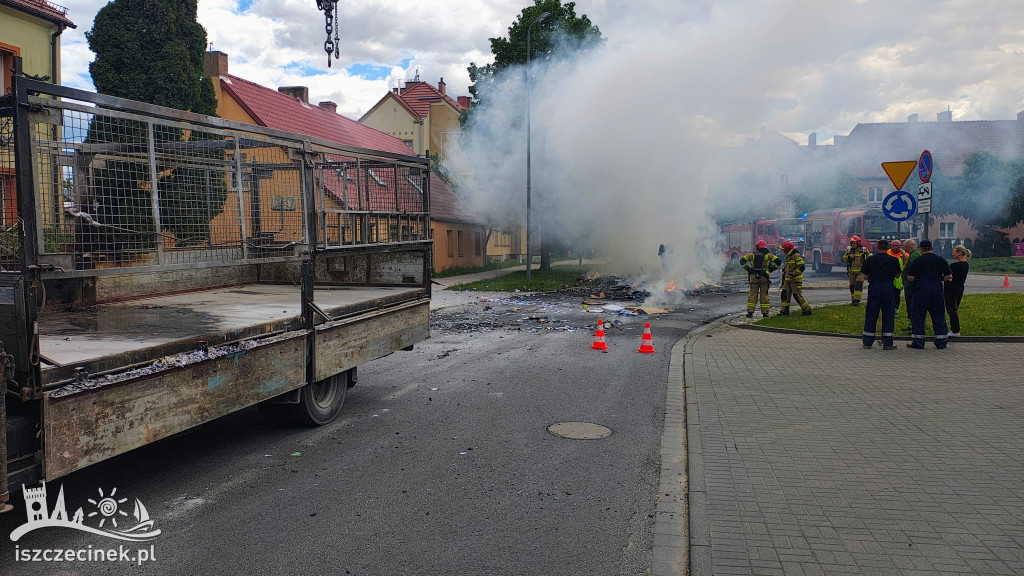 Pożar odpadów na ciężarówce