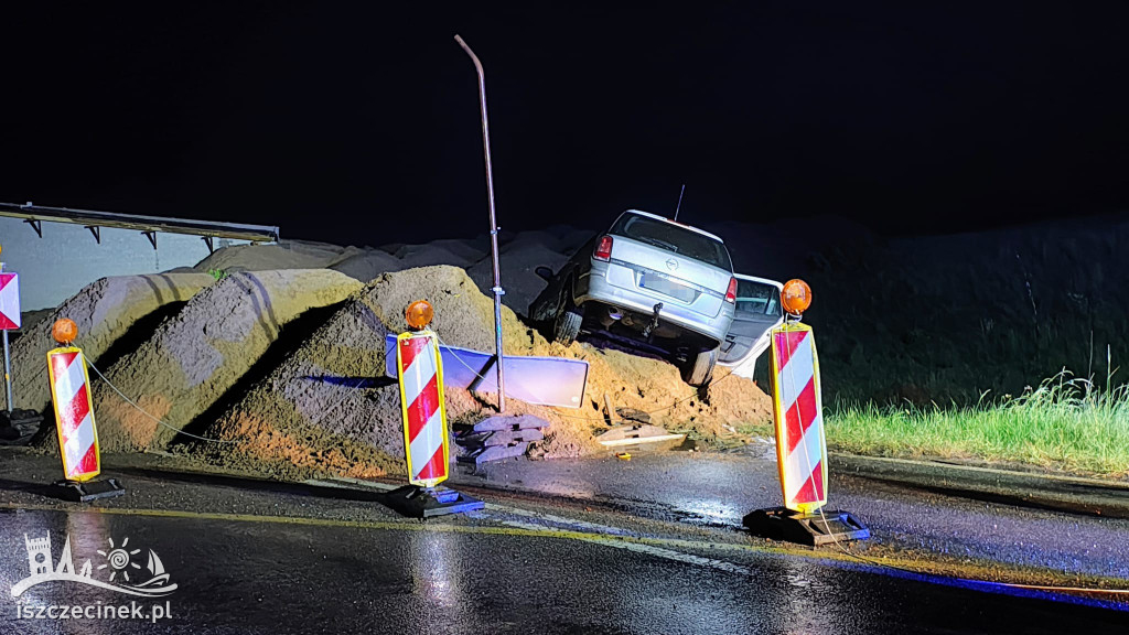 Opel zatrzymał się na hałdzie piachu