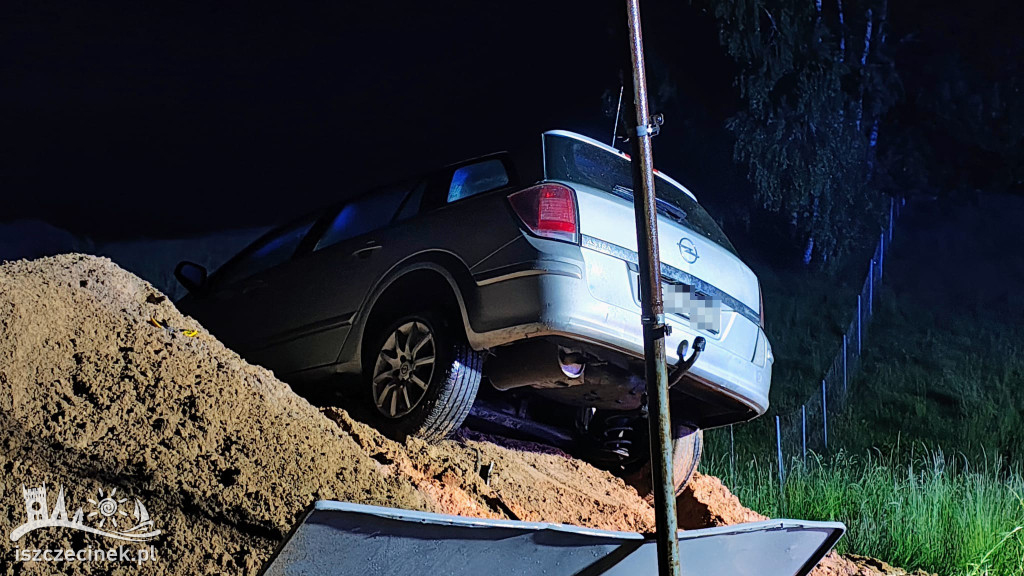 Opel zatrzymał się na hałdzie piachu