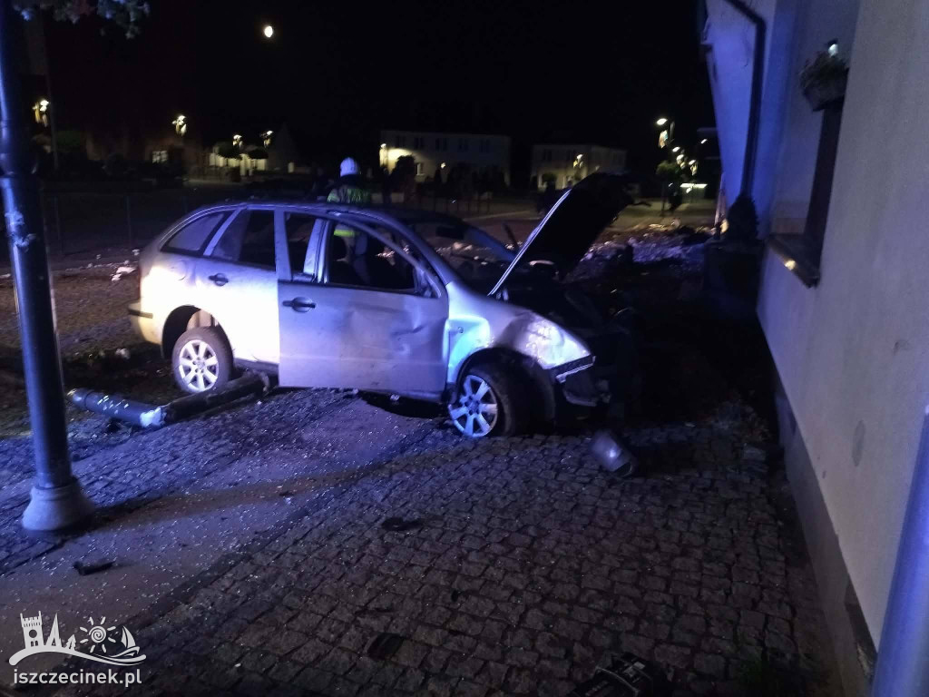 BARWICE: Auto uderzyło w budynek mieszkalny