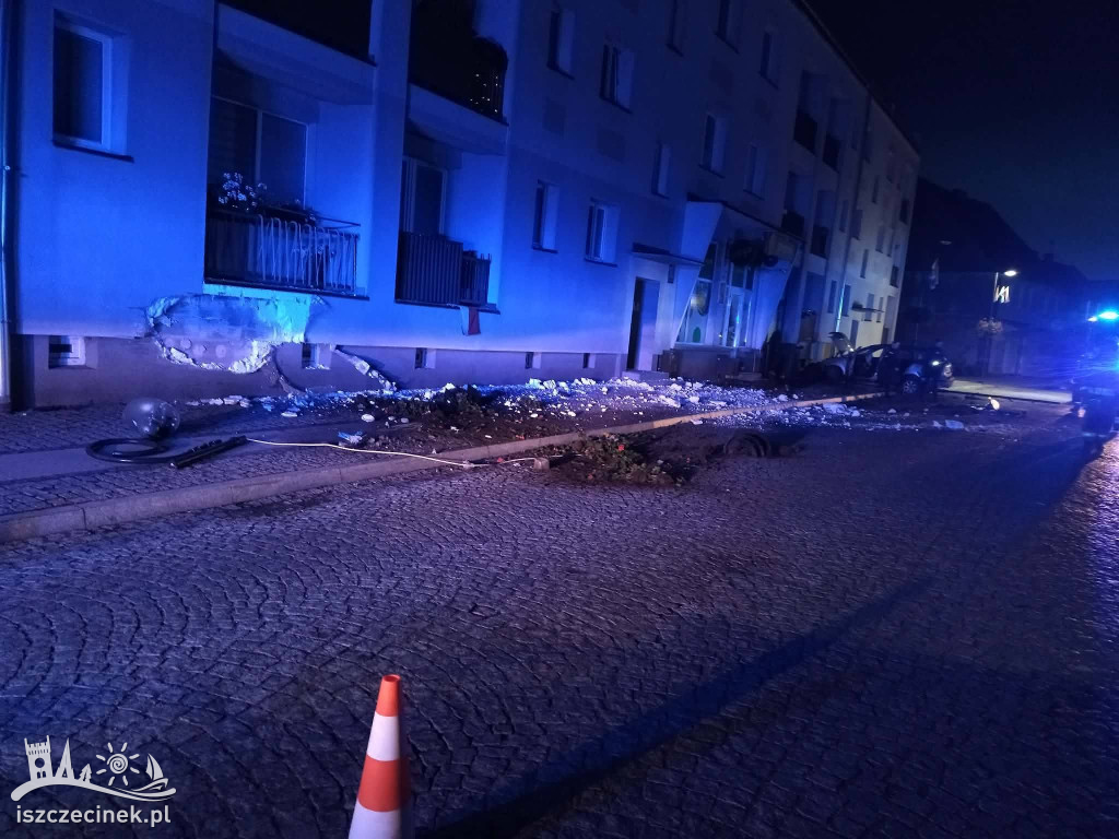 BARWICE: Auto uderzyło w budynek mieszkalny