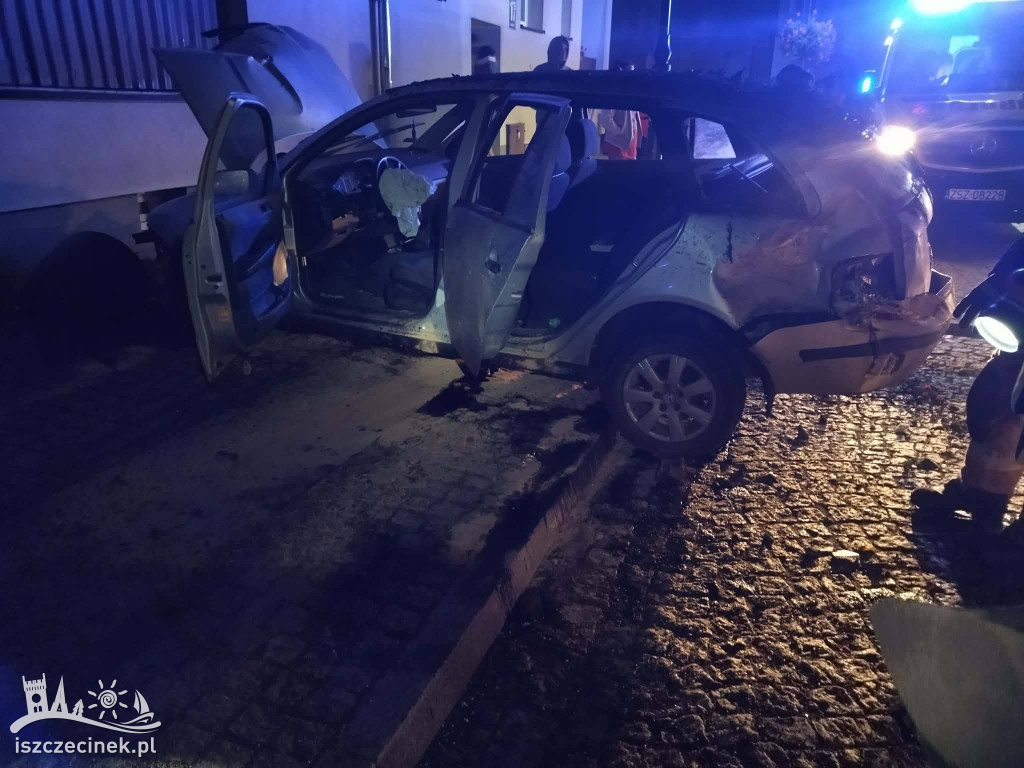 BARWICE: Auto uderzyło w budynek mieszkalny