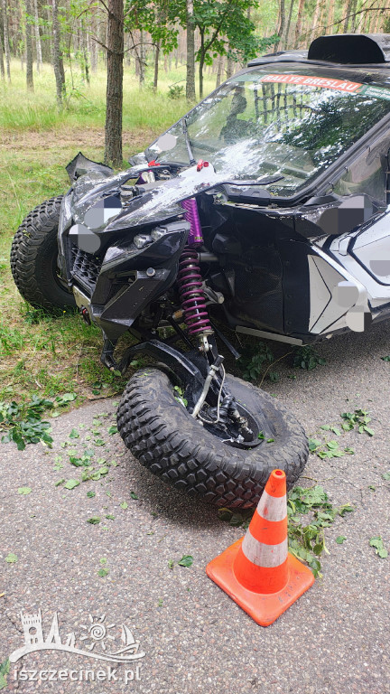 Bus zderzył się z Buggy i uderzył w drzewo.