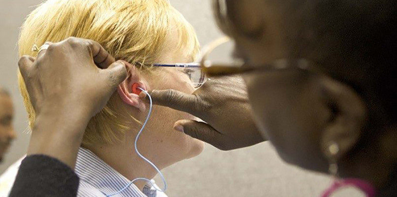 Czy każdego pracownika pracującego w hałasie trzeba wysyłać na badania lekarskie d