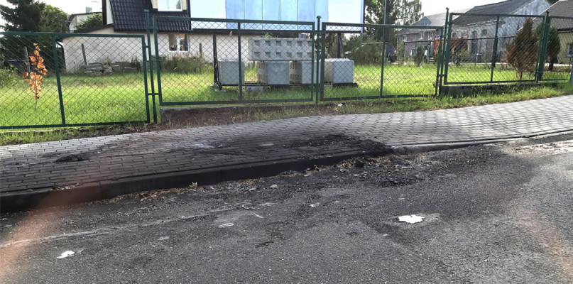 Czytelnik: Kto posprząta ulicę po pożarze samochodu?