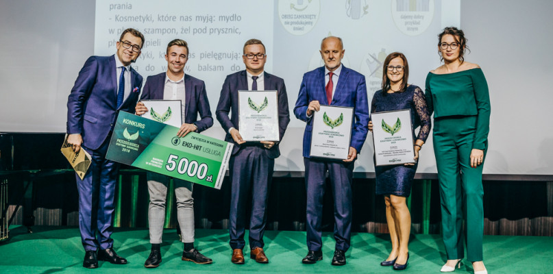 fot. mat. pras./ trzeci od lewej Paweł Hudaniec, kierownik ds. zakupów drewna recyklingowego Kronospan Polska