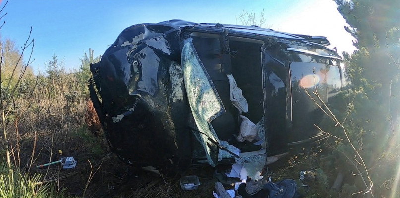 Wypadek pod Szczecinkiem. Rozpędzony volkswagen wypadł z drogi i dachował