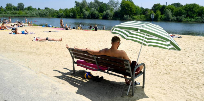 Nawadnianie, unikanie słońca i wysiłku pomaga zdrowo przetrwać upał