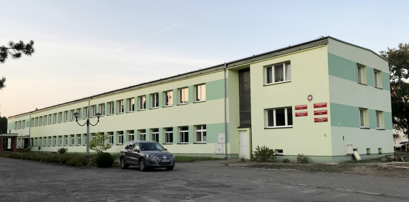 fot. iszczecinek.pl / Uczniowie chcą chodzić do szkoły, ale nie są wpuszczani.