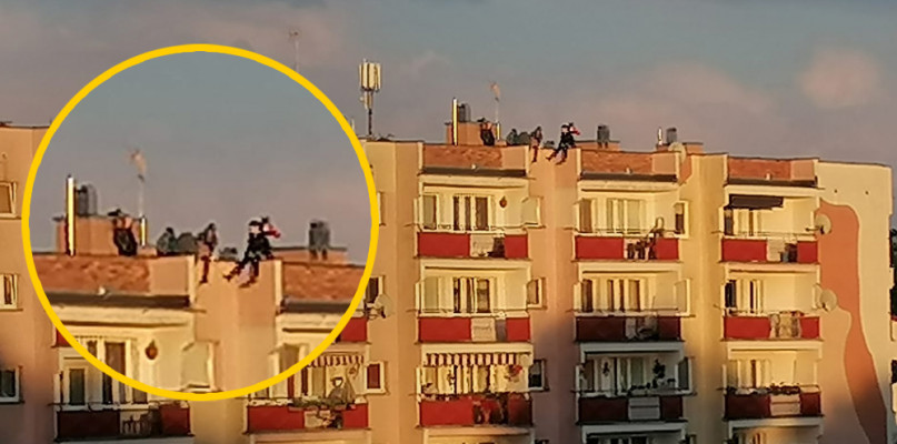 Młodzież na dachu. -Siedzieli sobie na krawędzi 4-piętrowego bloku
