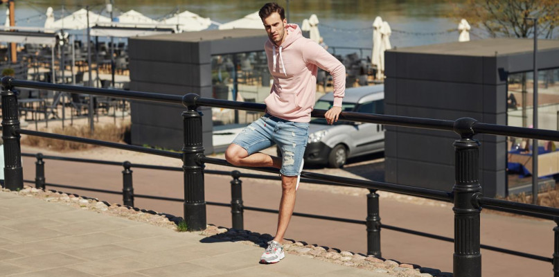 Krótkie spodenki męskie jeansowe - z czym je zestawiać? Garść stylizacji