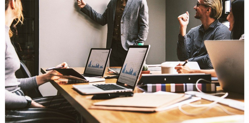 Wyposażenie biura z logotypem firmy - sposób na budowanie świadomości marki 