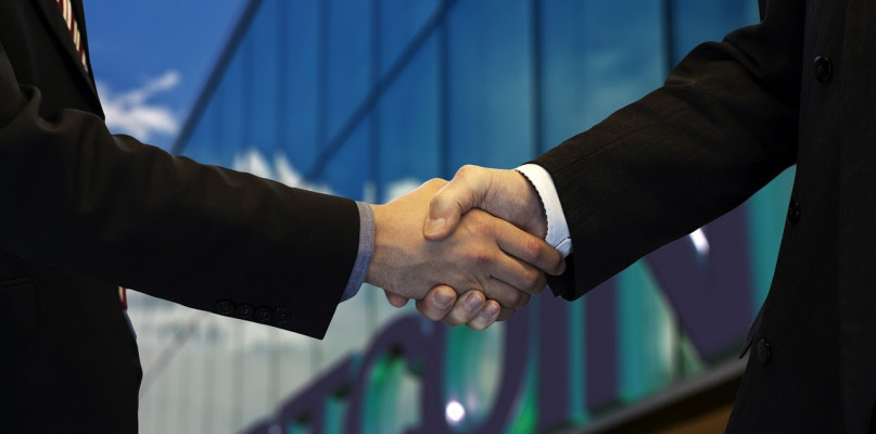 Jak sprawdzić kontrahenta przed podpisaniem umowy?