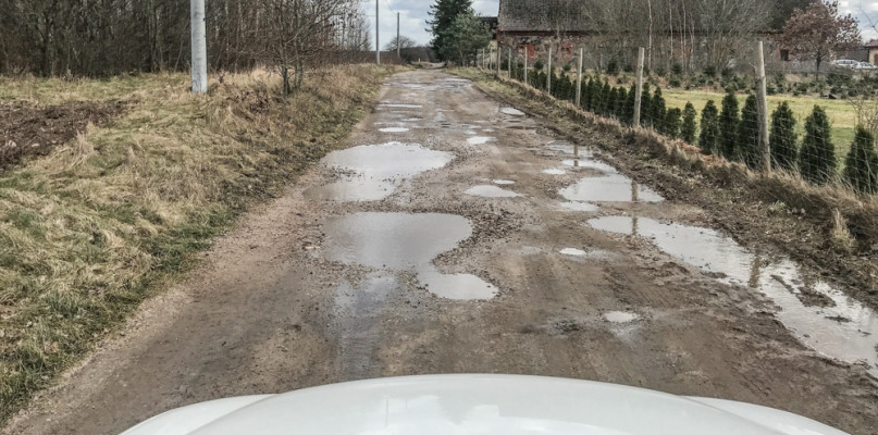 Czytelnik: po deszczach ta droga zamienia się w „dakarową” przeprawę.