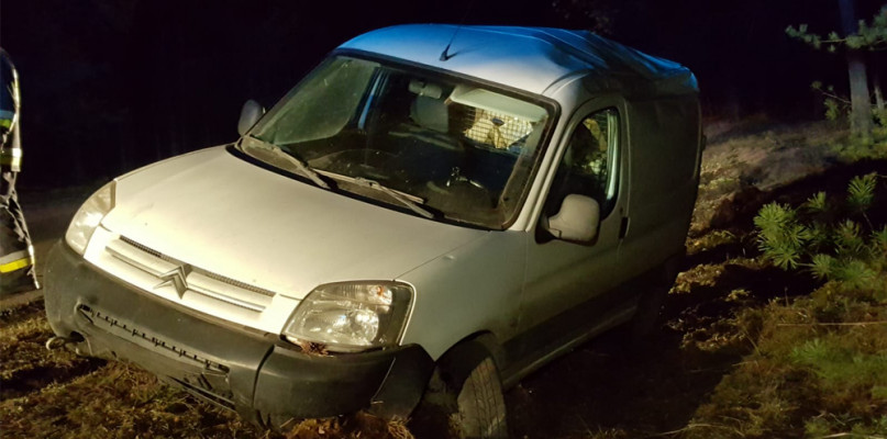 Pod Bornem dostawczak rozbił się na drzewie.