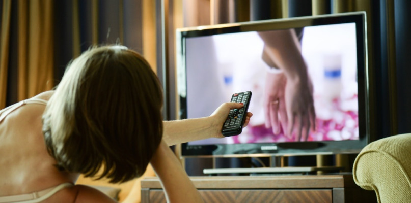 Naukowcy: mniej godzin przed telewizorem – mniej zawałów i udarów