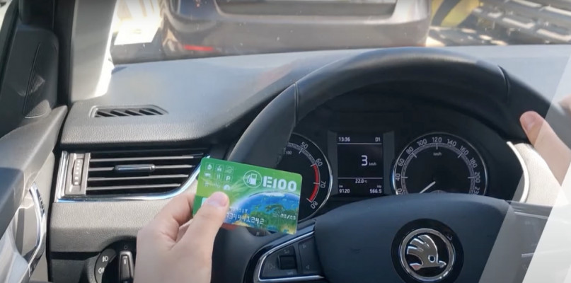 Czym zajmuje się E100? 