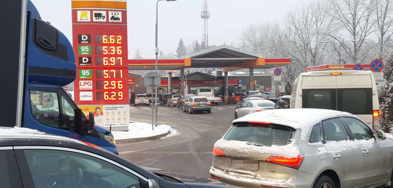 Stacja Circle K obniżyła ceny paliw o złotówkę. Tworzą się długie kolejki 