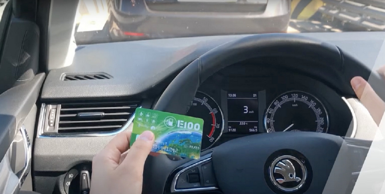 Czym zajmuje się E100? 