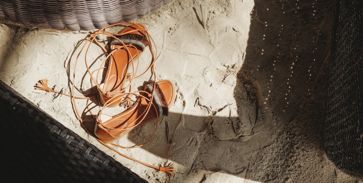 Modne stylizacje z sandałami damskimi - odkryj najgorętsze trendy na lato!